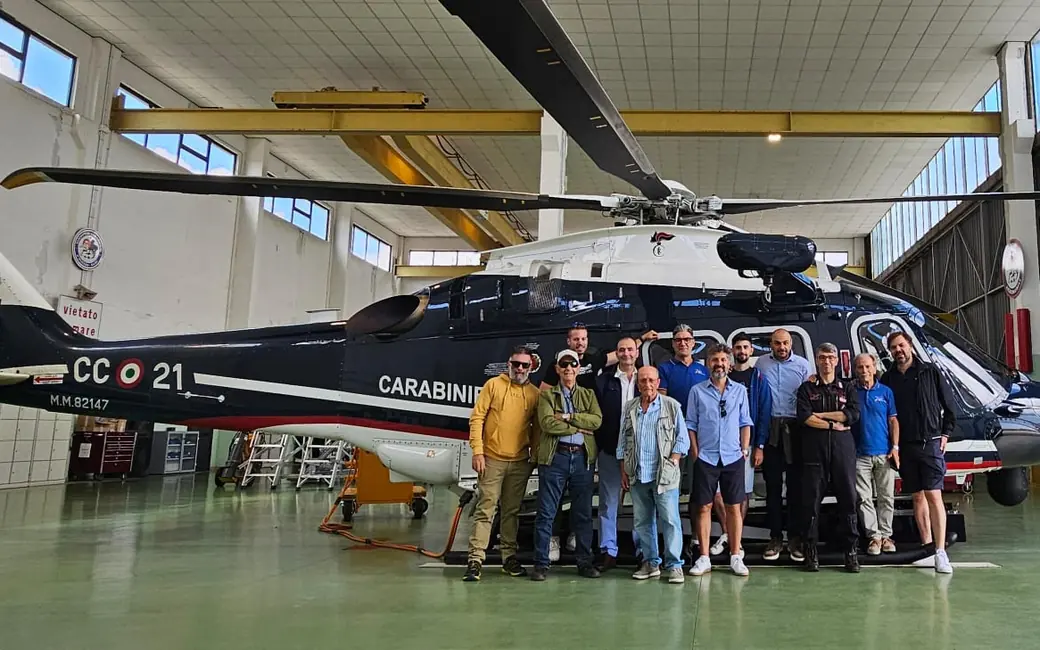 Foto di gruppo in un hangar all'8° Meeting nazionale di Bari