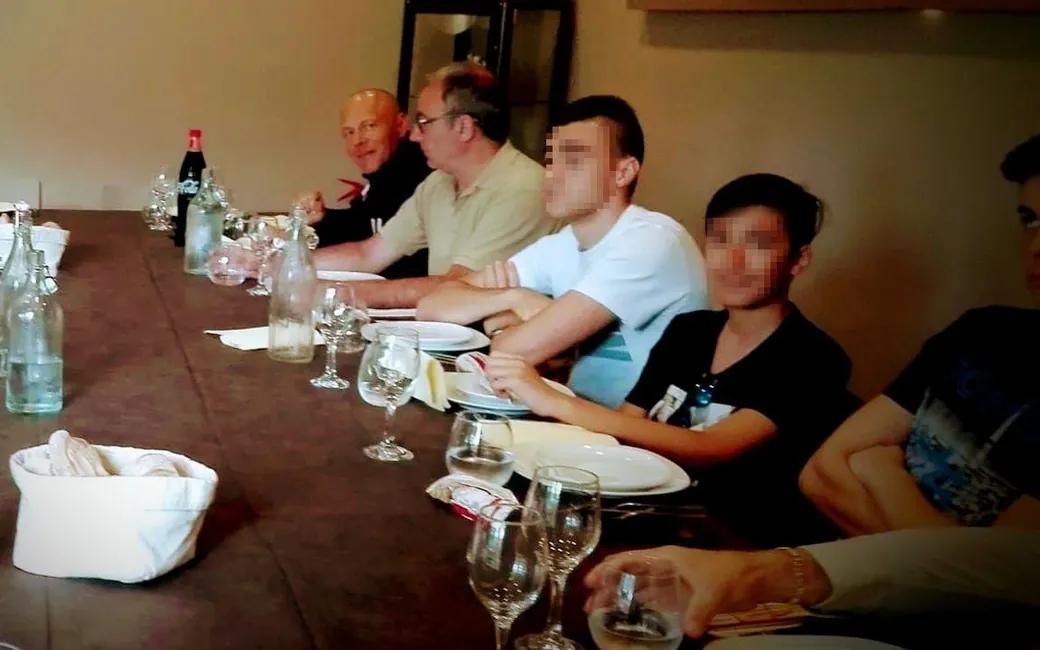 A tavola al 6° Meeting nazionale a Catania, con un volto oscurato