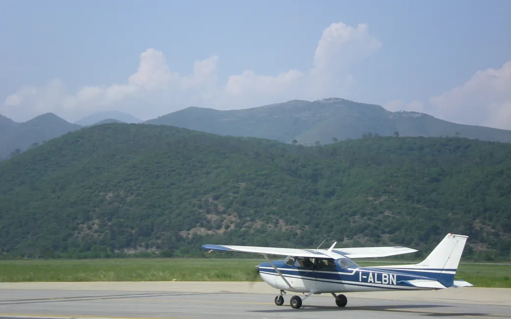 Un Cessna sulla pista dell'aeroporto di Albenga durante il 2° Meeting nazionale