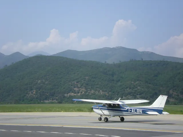 Un Cessna sulla pista dell'aeroporto di Albenga durante il 2° Meeting nazionale
