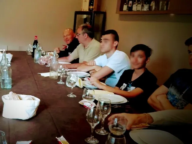 A tavola al 6° Meeting nazionale a Catania, con un volto oscurato