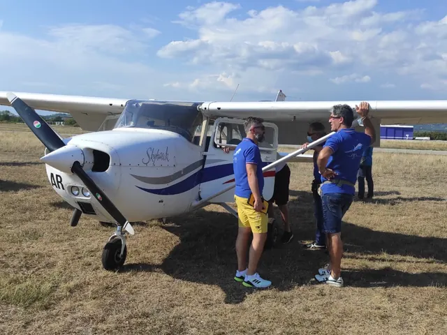 Membri del gruppo accanto a un Cessna all'aeroporto di Boscomantico