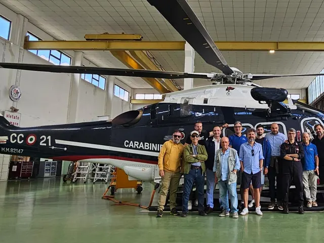 Foto di gruppo in un hangar all'8° Meeting nazionale di Bari