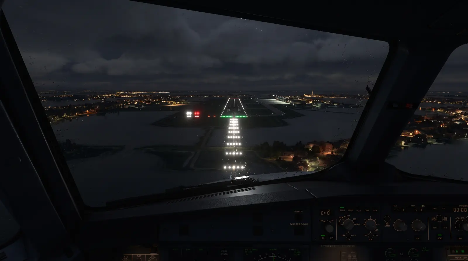 Pista illuminata vista dalla cabina di pilotaggio durante un atterraggio notturno