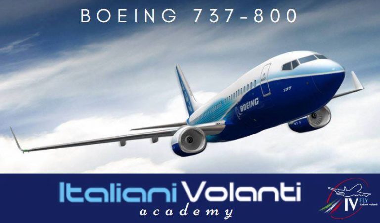 Un Boeing 737-800 in volo con la scritta Italiani Volanti academy