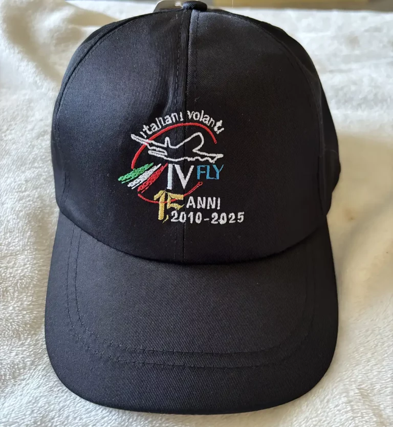 Cappellino nero di Italiani Volanti con il logo ricamato e la scritta 15 anni 2010-2025